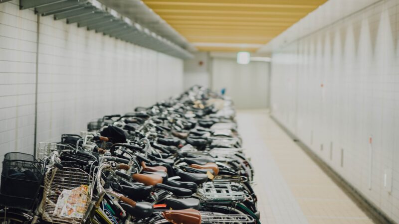 Parkera cyklarna säkert i låsbart cykelställ